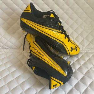 Plastic  bottoms cleats for football
